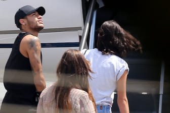 Neymar auf Krücken: Der Superstar wurde von seiner Freundin Bruna Marquezine und seiner Mutter zum Flugzeug begleitet.