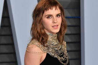 Emma Watson: Die Schauspielerin präsentierte ein Tattoo mit Statement – und mit einem Rechtschreibfehler.