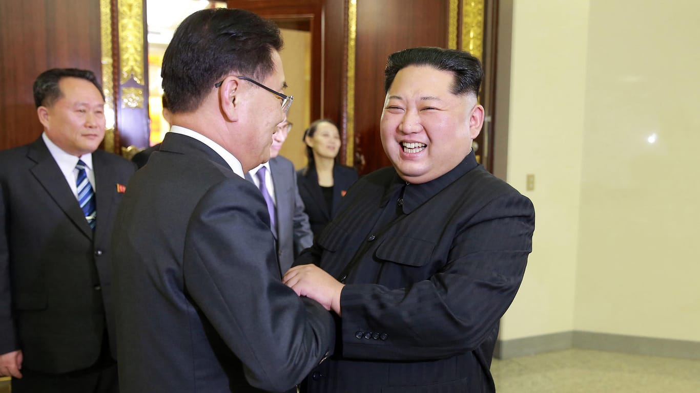 Nordkoreas Machthaber Kim Jong Un (r.) beim Empfang der südkoreanischen Delegation am Montag: Washington zeigt sich "vorsichtig optimistisch" ob der Annäherung beider Staaten.