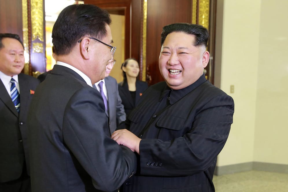 Nordkoreas Machthaber Kim Jong Un (r.) beim Empfang der südkoreanischen Delegation am Montag: Washington zeigt sich "vorsichtig optimistisch" ob der Annäherung beider Staaten.