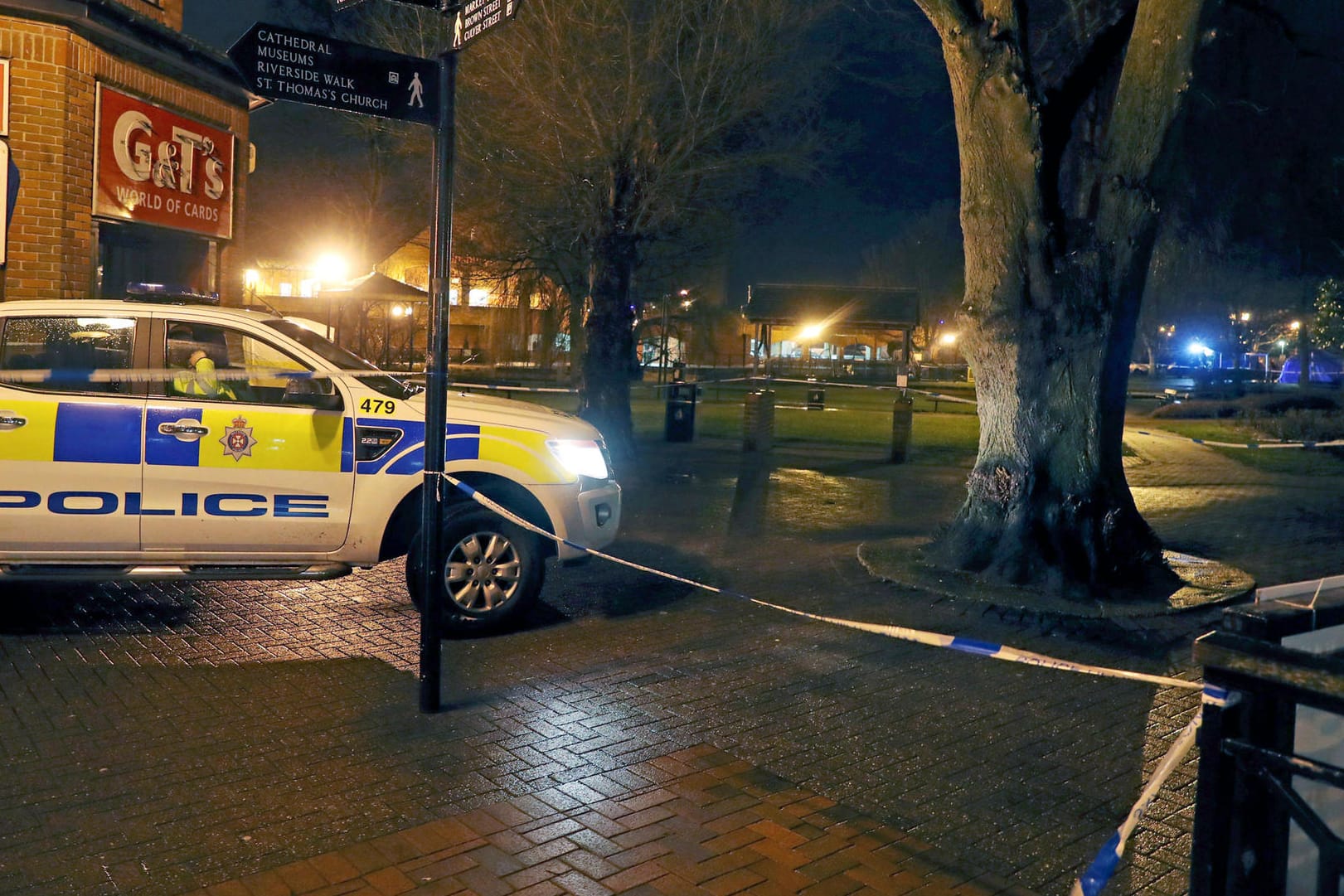 Ein Polizeiwagen am Tatort im südenglischen Salisbury: Der Ex-Spion und seine Begleiterin vergifteten sich in einer Pizzeria. Als Vorsichtsmaßnahme wurde das Restaurant geschlossen.