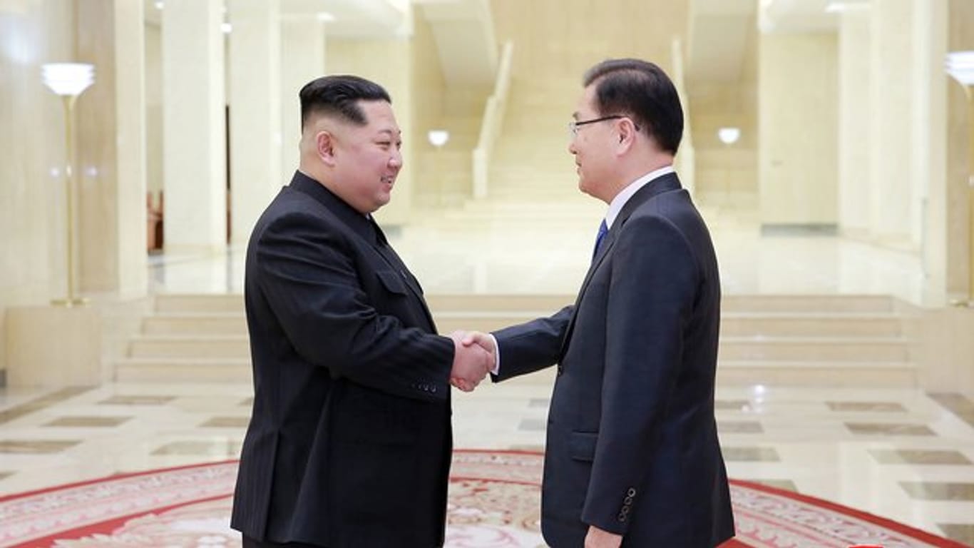 Beim Handschlag soll es nicht bleiben: Nordkoreas Machthaber Kim Jong Un empfängt Südkoreas nationalen Sicherheitsberater Chung Eui Yong.