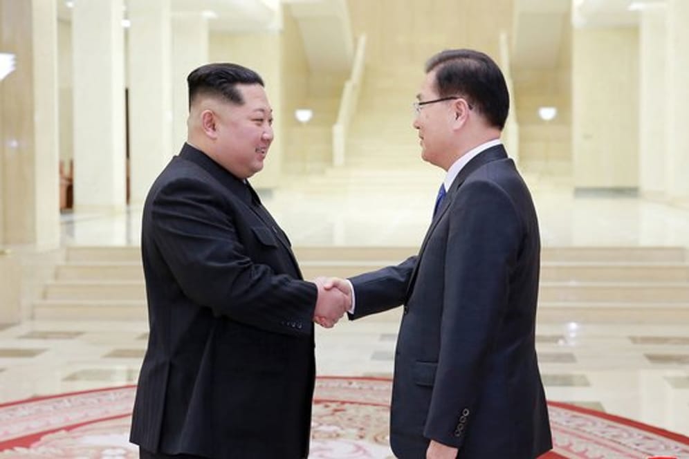 Beim Handschlag soll es nicht bleiben: Nordkoreas Machthaber Kim Jong Un empfängt Südkoreas nationalen Sicherheitsberater Chung Eui Yong.
