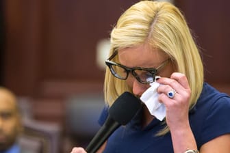 Tränen im Senat von Florida: Eine hauchdünne Mehrheit folgte schließlich dem Plädoyer der Demokratin Lauren Book für den Gesetzentwurf.