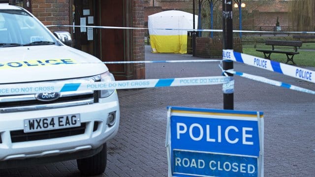 Polizei-Absperrung am Fundort des mutmaßlich vergifteten russischen Ex-Spions in der südenglischen Stadt Salisbury. Polizei-Absperrung am Fundort des mutmaßlich vergifteten russischen Ex-Spions in der südenglischen Stadt Salisbury.