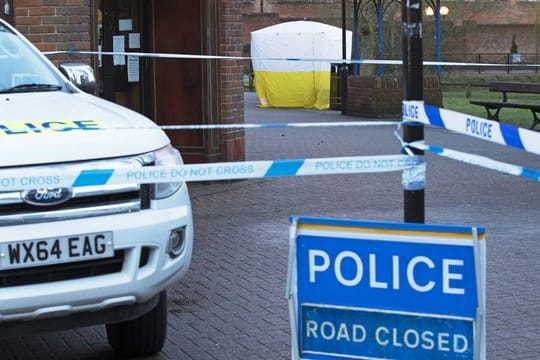 Polizei-Absperrung am Fundort des mutmaßlich vergifteten russischen Ex-Spions in der südenglischen Stadt Salisbury.