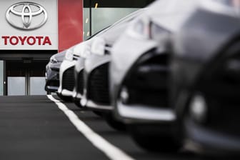 Neuwagen stehen bei einem Toyota-Händler: Toyota stellt Verkauf von Diesel-Pkw in Europa ein.