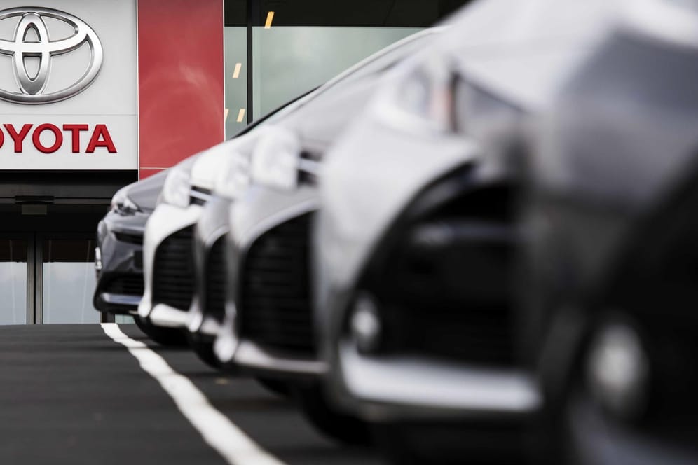 Neuwagen stehen bei einem Toyota-Händler: Toyota stellt Verkauf von Diesel-Pkw in Europa ein.