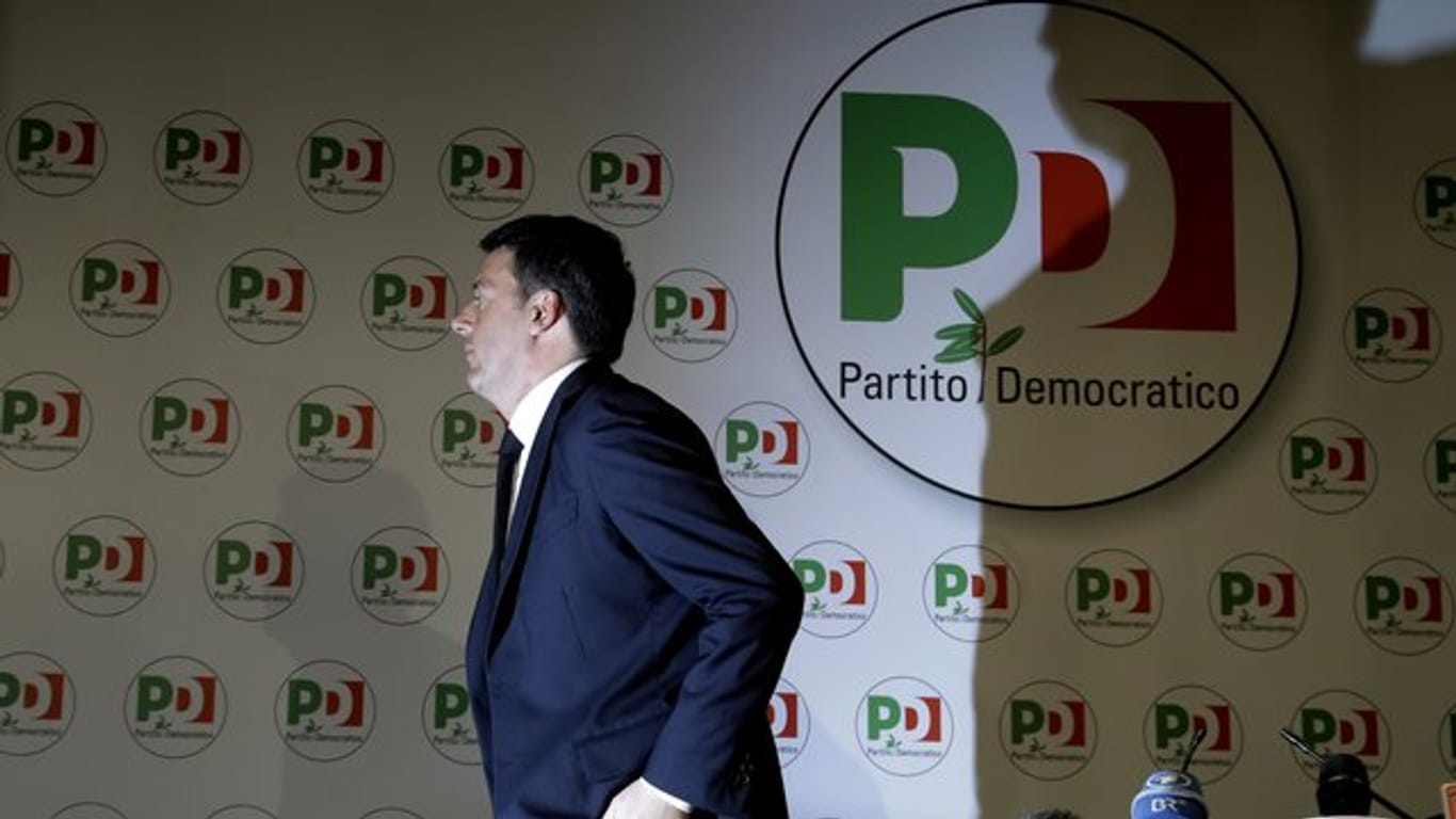 Nach der historischen Schlappe der Sozialdemokraten bei der Parlamentswahl in Italien hat Renzi seinen Rücktritt angekündigt - wenn eine neue Regierung gefunden ist.