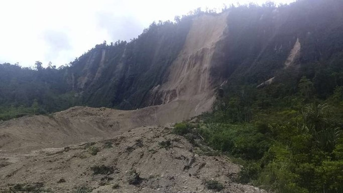 Papua-Neuguinea: Schutt liegt nach einem Bergrutsch in Folge eines schweren Erdbebens in Tabubil.