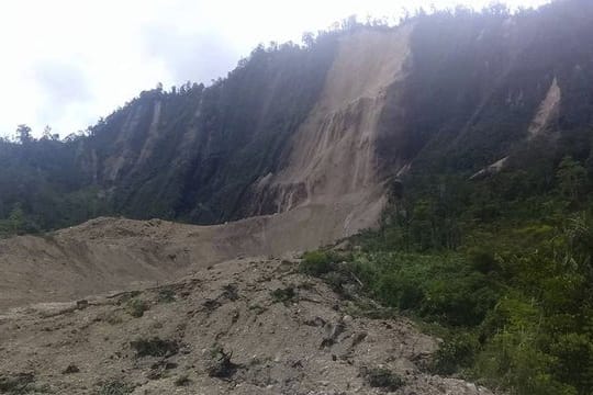Papua-Neuguinea: Schutt liegt nach einem Bergrutsch in Folge eines schweren Erdbebens in Tabubil.
