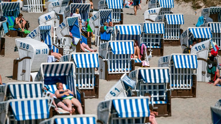 Urlauber am Strand von Mecklenburg-Vorpommern im Strandkorb: Erstmals in der Geschichte der Tourismusmesse ITB gibt es ein Partner-Bundesland.