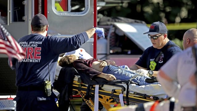 Rettungskräfte versorgen ein Opfer, nachdem an der Marjory Stoneman Douglas High School in Florida Schüsse gefallen sind.