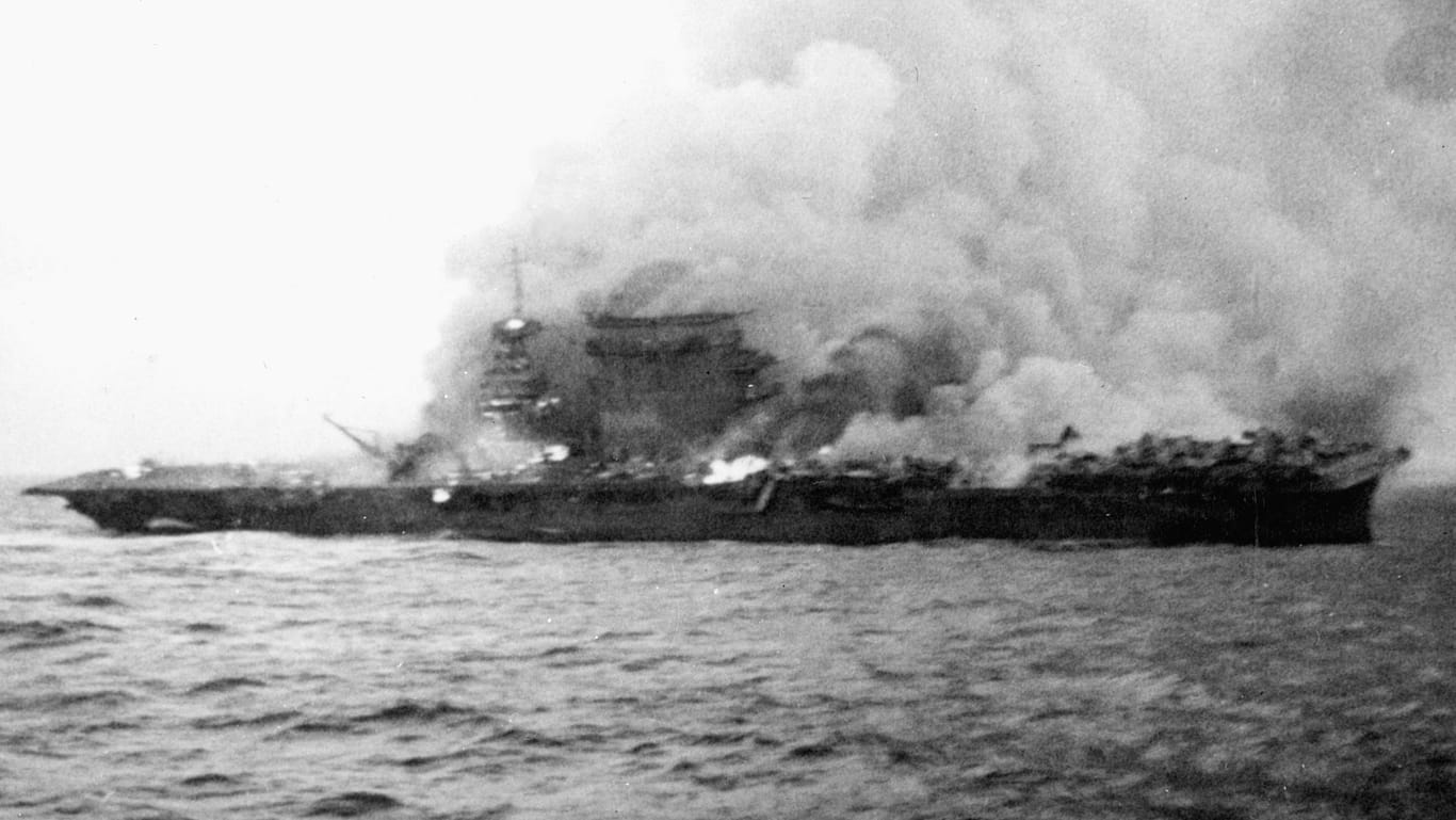 Die brennende und sinkende "USS Lexington": Bei einer Schlacht gegen japanische Flugzeugträger wurde das Schiff schwer beschädigt. Die US-Armee versenkte es anschließend.