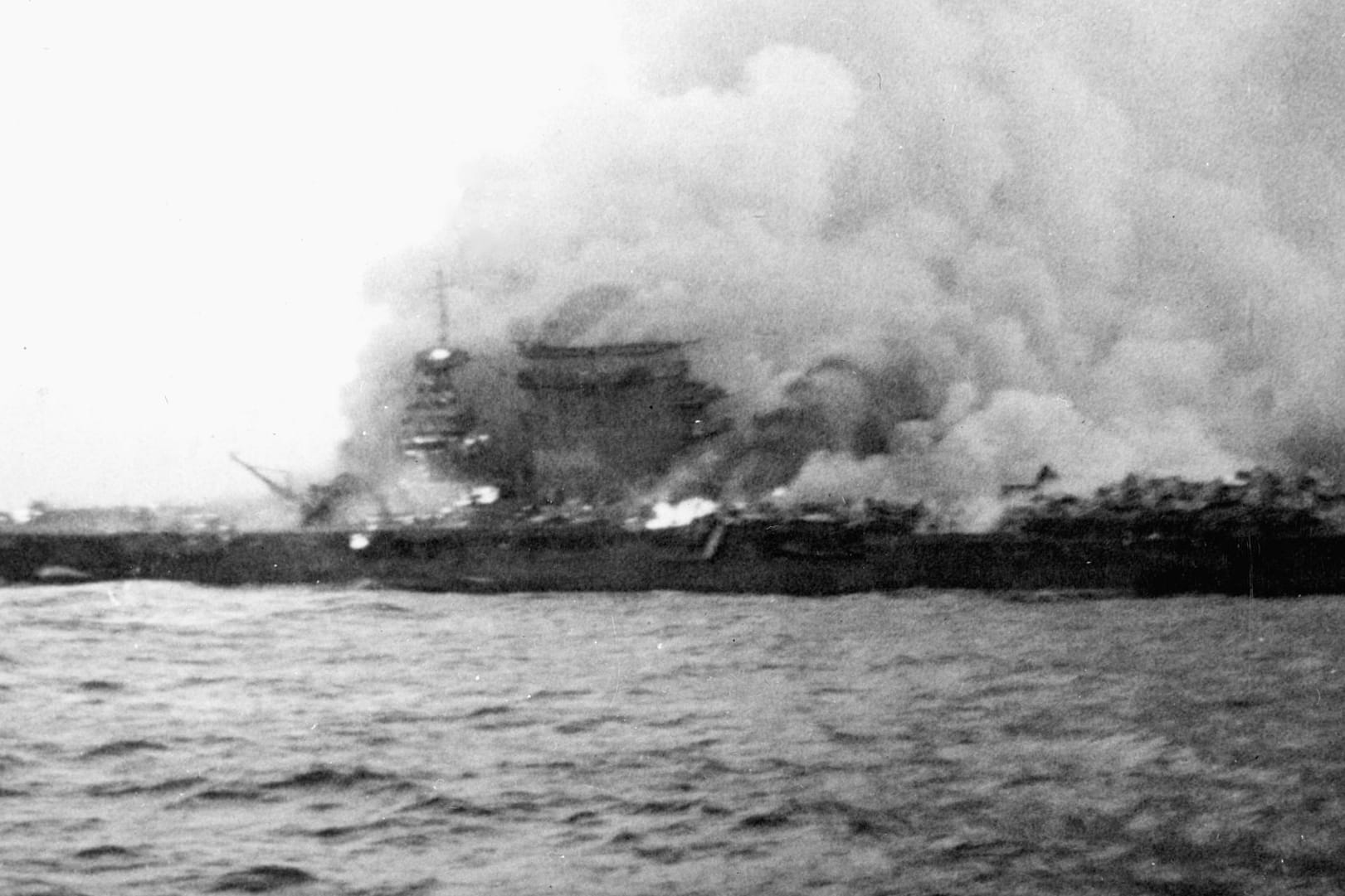 Die brennende und sinkende "USS Lexington": Bei einer Schlacht gegen japanische Flugzeugträger wurde das Schiff schwer beschädigt. Die US-Armee versenkte es anschließend.