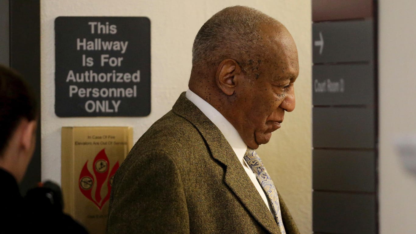 Bill Cosby verlässt den Verhandlungsraum des Montgomery County Courthouse in Norristown (Pennsylvania, USA): Bill Cosby wieder wegen Missbrauchsvorwürfen vor Gericht.