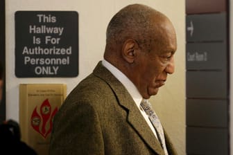 Bill Cosby verlässt den Verhandlungsraum des Montgomery County Courthouse in Norristown (Pennsylvania, USA): Bill Cosby wieder wegen Missbrauchsvorwürfen vor Gericht.