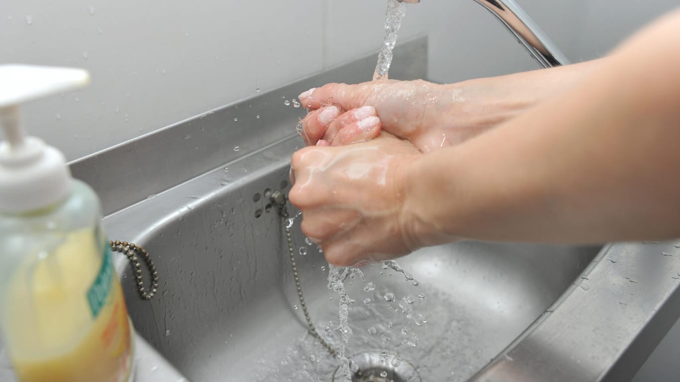 Eine Frau wäscht sich die Hände: Studenten haben das Verhalten von Menschen nach dem Toilettengang beobachtet.