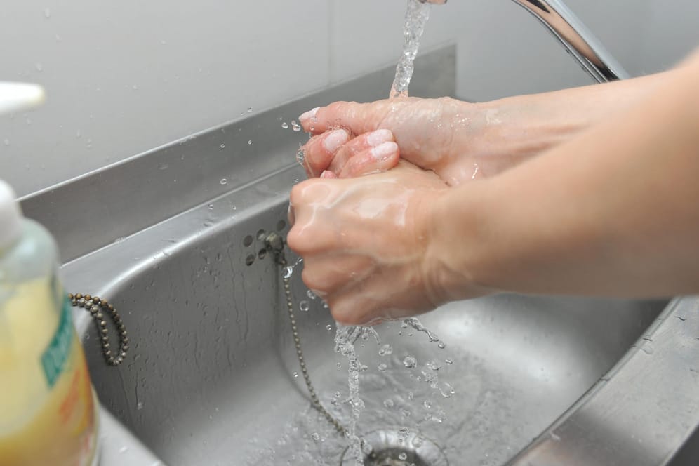 Eine Frau wäscht sich die Hände: Studenten haben das Verhalten von Menschen nach dem Toilettengang beobachtet.