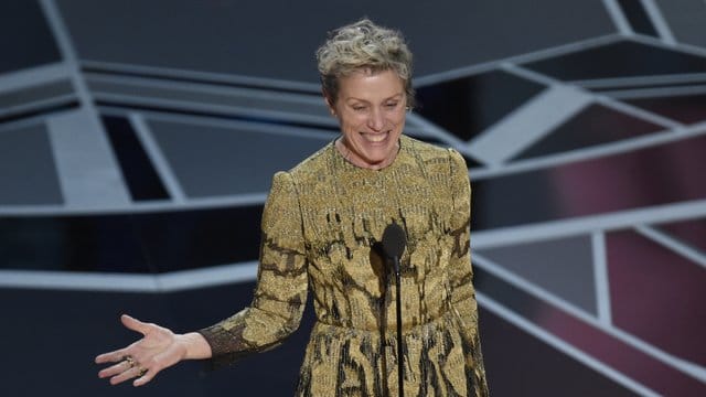 Frances McDormand mit ihrem Oscar in der linken Hand.