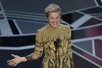 Frances McDormand mit ihrem Oscar in der linken Hand.