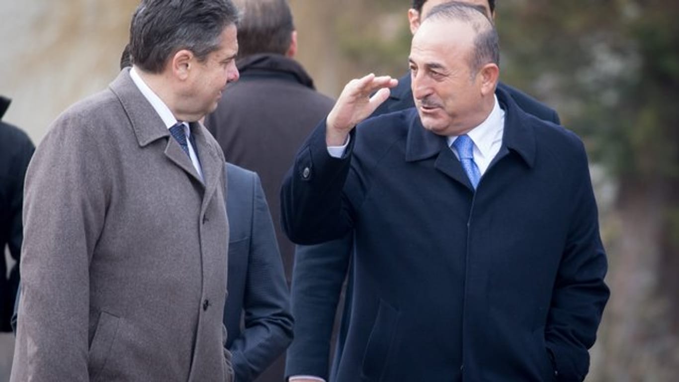Außenminister Sigmar Gabriel spaziert mit seinem türkischen Amtskollegen Mevlüt Cavusoglu durch den Park der Villa Borsig bei Berlin.