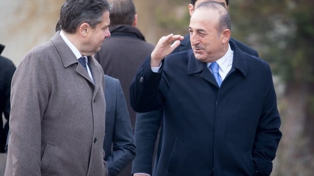 Außenminister Sigmar Gabriel spaziert mit seinem türkischen Amtskollegen Mevlüt Cavusoglu durch den Park der Villa Borsig bei Berlin.