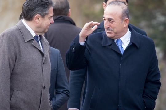 Außenminister Sigmar Gabriel spaziert mit seinem türkischen Amtskollegen Mevlüt Cavusoglu durch den Park der Villa Borsig bei Berlin.