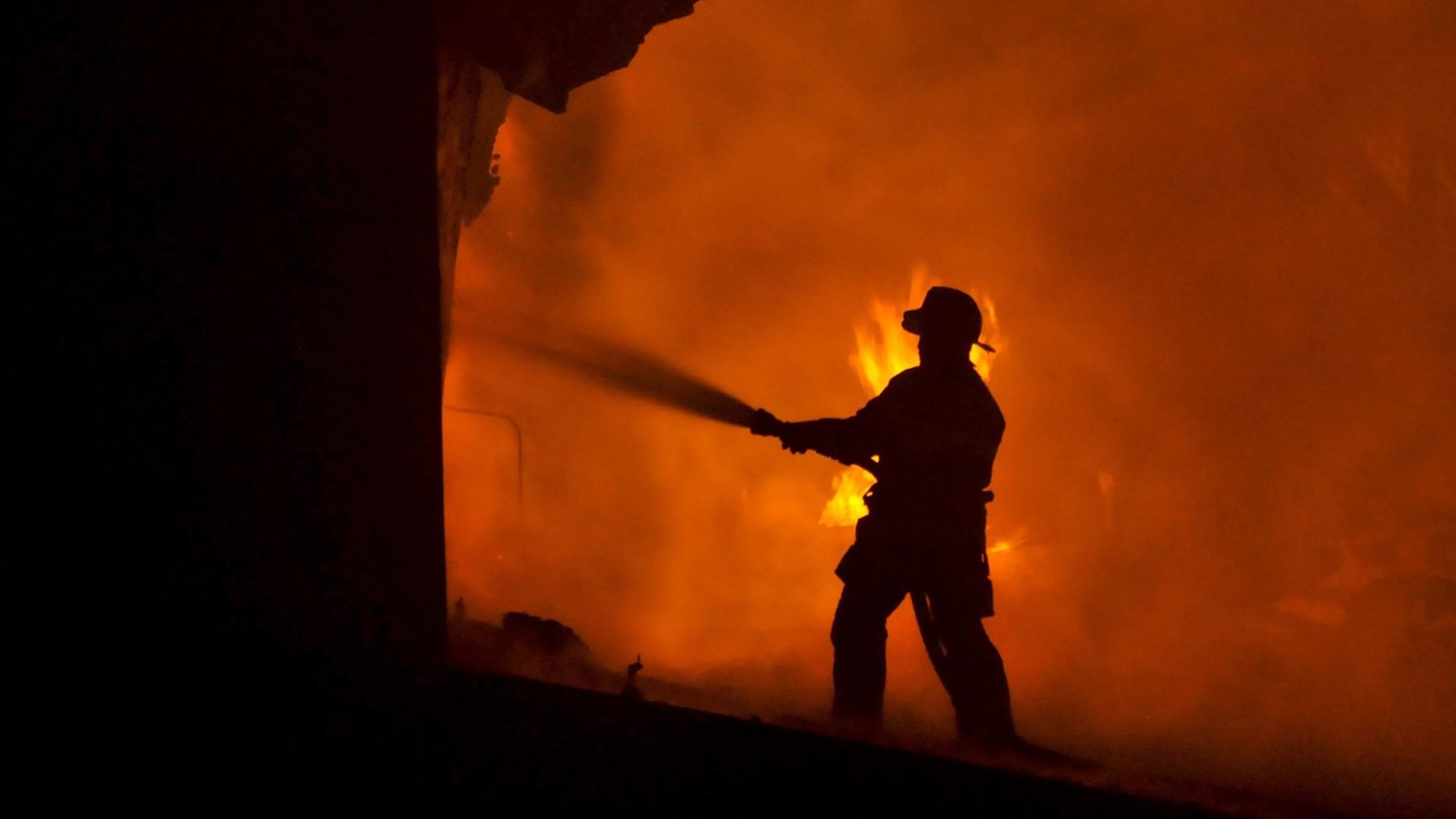Feuerwehrmann löscht Feuer: Deutscher Feuerteufel für zurechnungsfähig erklärt. Feuerwehrmann löscht Feuer: Deutscher Feuerteufel für zurechnungsfähig erklärt.