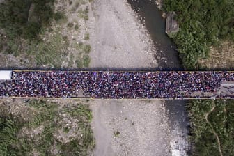 Zahlreiche Menschen stehen auf der Brücke "Simon Bolivar" an der Grenze zwischen Venezuela und Kolumbien.