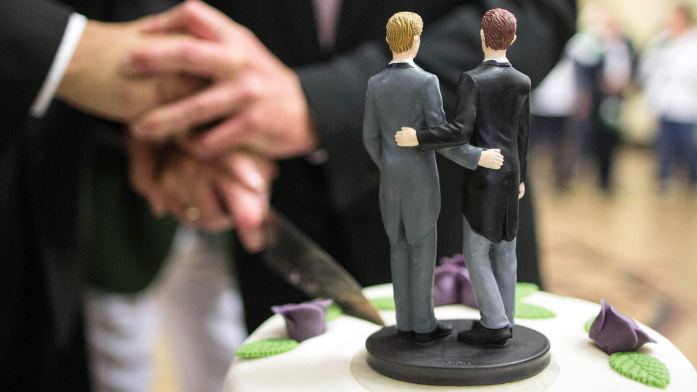 Zwei Männer schneiden eine Hochzeitstorte an: Bayern will von möglicher Klage gegen Ehe für alle abrücken.