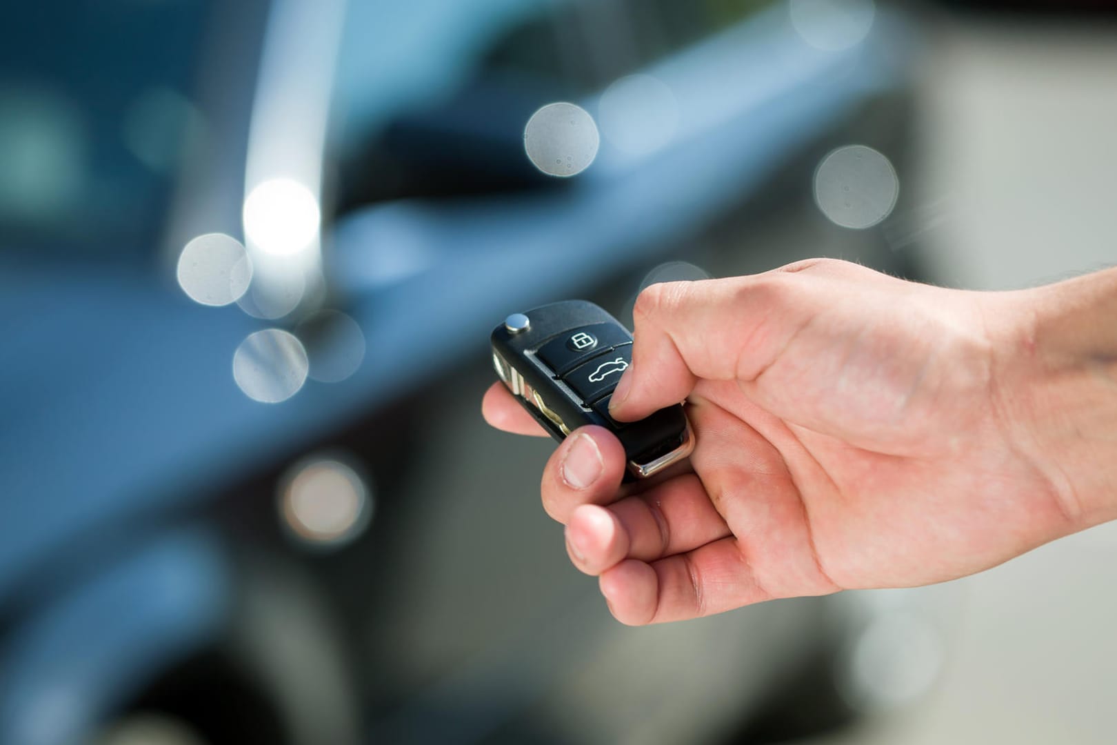 Mann mit Autoschlüssel: Richter gehen davon aus, dass ein Geschädigter, der täglich weniger als 20 Kilometer mit dem Auto zurücklegt und sich trotzdem einen Mietwagen nimmt, gegen seine Schadensminderungspflicht verstößt.