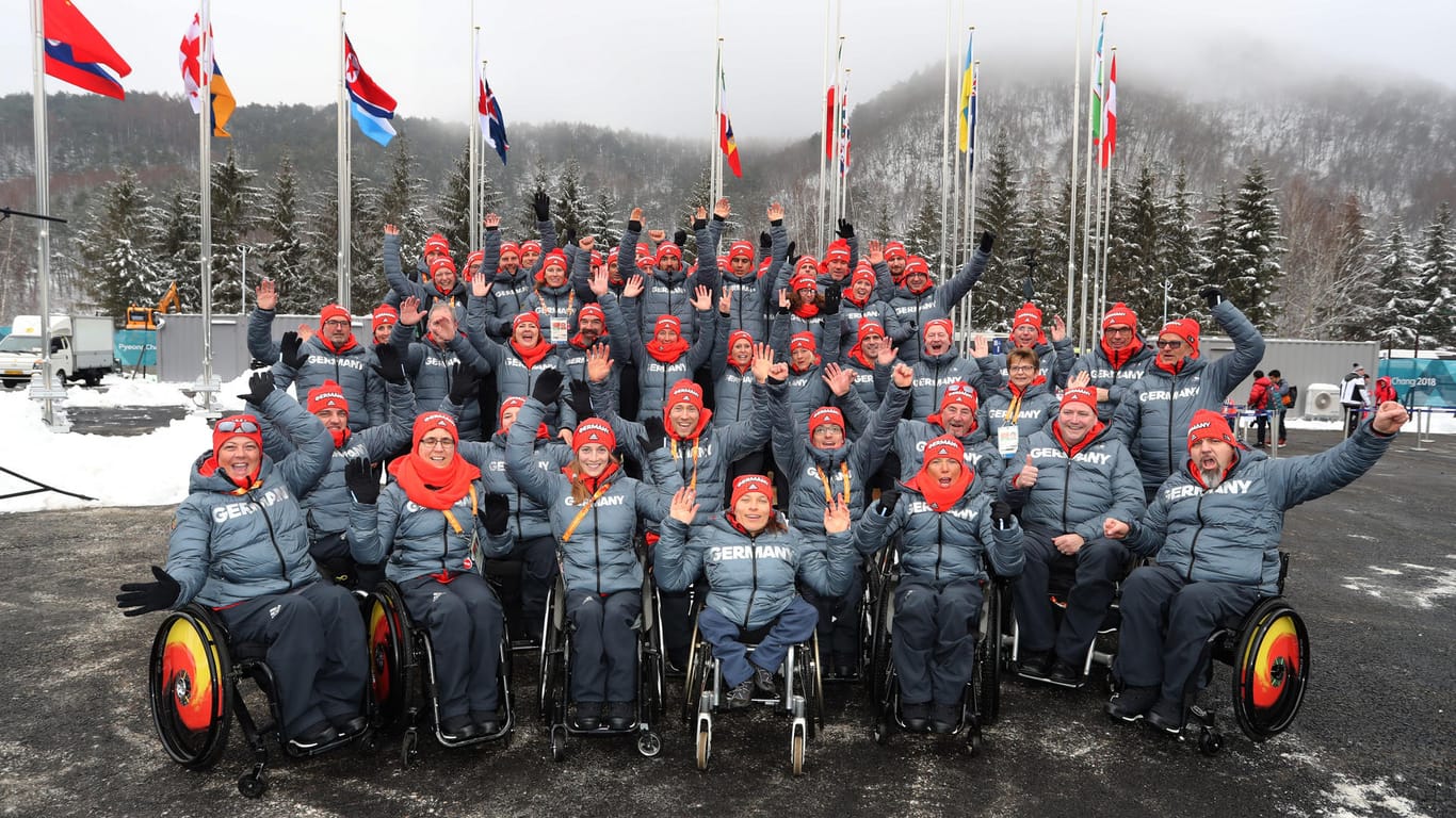 Winterspiele in Südkorea: Das deutsche paralympische Team stellt sich bei der Willkommens-Zeremonie den Fotografen.