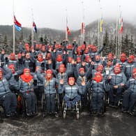 Winterspiele in Südkorea: Das deutsche paralympische Team stellt sich bei der Willkommens-Zeremonie den Fotografen.