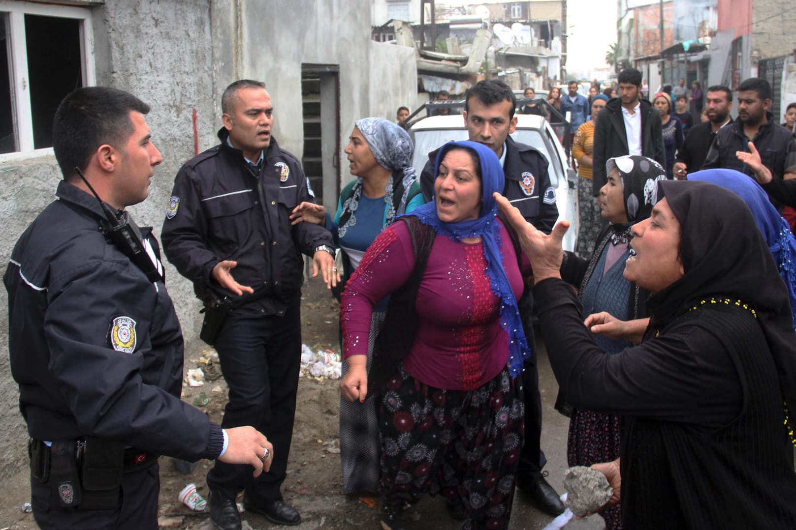 Eine aufgebrachte Menge versucht das Haus eines mutmaßlichen Vergewaltigers anzuzünden: Die Türkei streitet über Kindesmissbrauch nach der Vergewaltigung einer Vierjährigen.