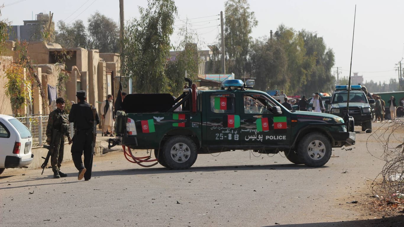 Afghanische Sicherheitskräfte nach einem Anschlag in der Provinz Helmand im Februar: Häufige Attacken verschiedener Islamistengruppen sind nur eines der Probleme, von denen die Bundesregierung berichtet.