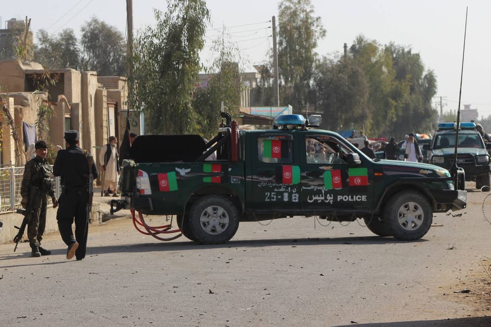 Afghanische Sicherheitskräfte nach einem Anschlag in der Provinz Helmand im Februar: Häufige Attacken verschiedener Islamistengruppen sind nur eines der Probleme, von denen die Bundesregierung berichtet.