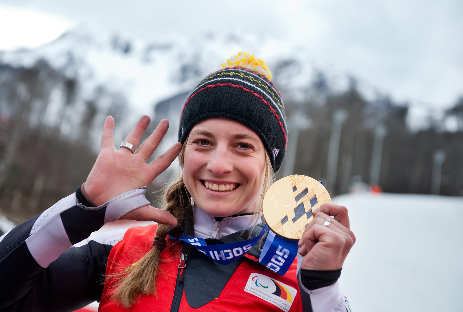 Paralympics 2014 in Sotschi: Anna Schaffelhuber bejubelt ihre fünfte Goldmedaille.