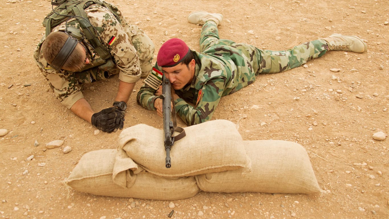 Einweisung der kurdischen Peschmerga in die Handhabung des G3-Sturmgewehrs durch Soldaten der Bundeswehr: Die Bundesregierung will künftig auch das Militär der irakischen Zentralregierung bei der Ausbildung unterstützen.