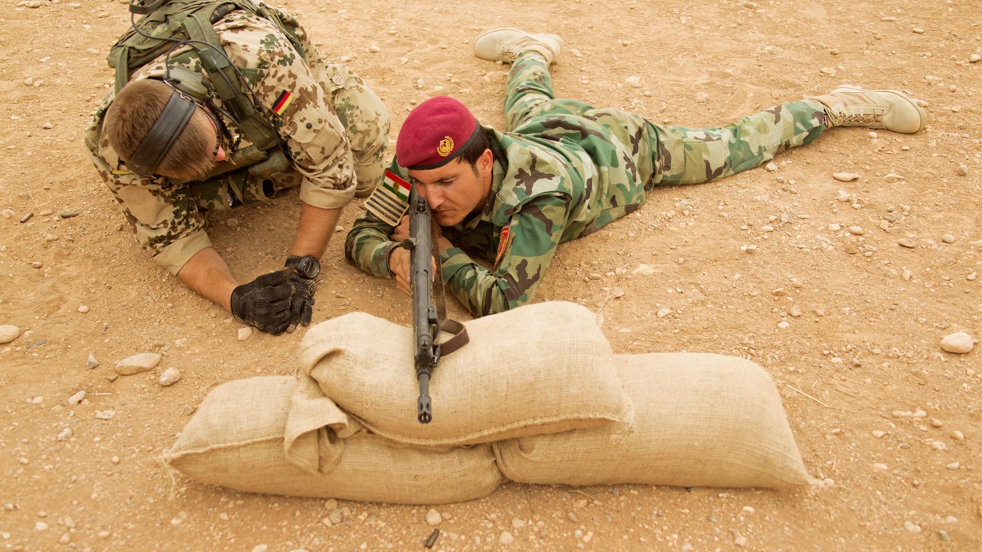 Einweisung der kurdischen Peschmerga in die Handhabung des G3-Sturmgewehrs durch Soldaten der Bundeswehr: Die Bundesregierung will künftig auch das Militär der irakischen Zentralregierung bei der Ausbildung unterstützen.