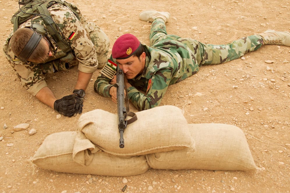 Einweisung der kurdischen Peschmerga in die Handhabung des G3-Sturmgewehrs durch Soldaten der Bundeswehr: Die Bundesregierung will künftig auch das Militär der irakischen Zentralregierung bei der Ausbildung unterstützen.