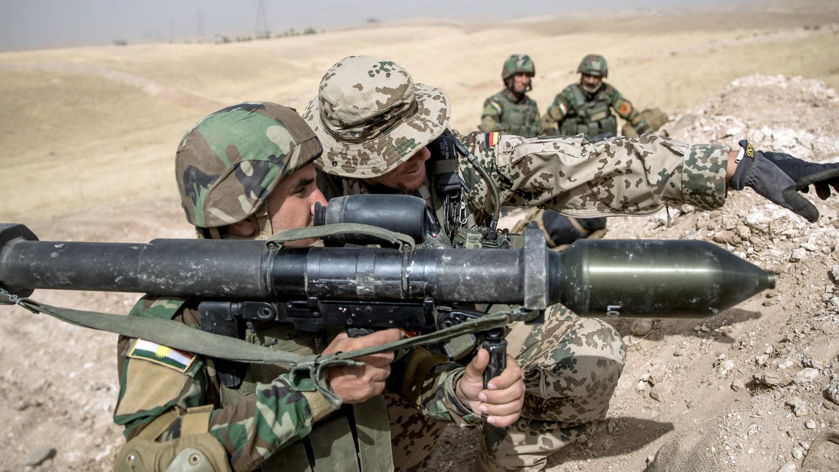 Ein Soldat der Bundeswehr weist einen Peschmerga-Kämpfer in die Benutzung einer Panzerabwehrrakete ein.