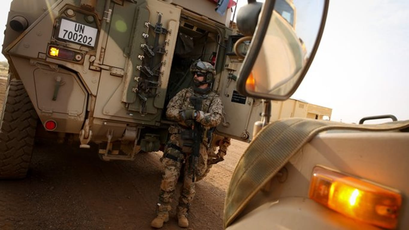 Schwer bewaffnete Bundeswehrsoldaten am Feldlager Camp Castor im Norden von Mali.