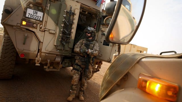 Schwer bewaffnete Bundeswehrsoldaten am Feldlager Camp Castor im Norden von Mali.