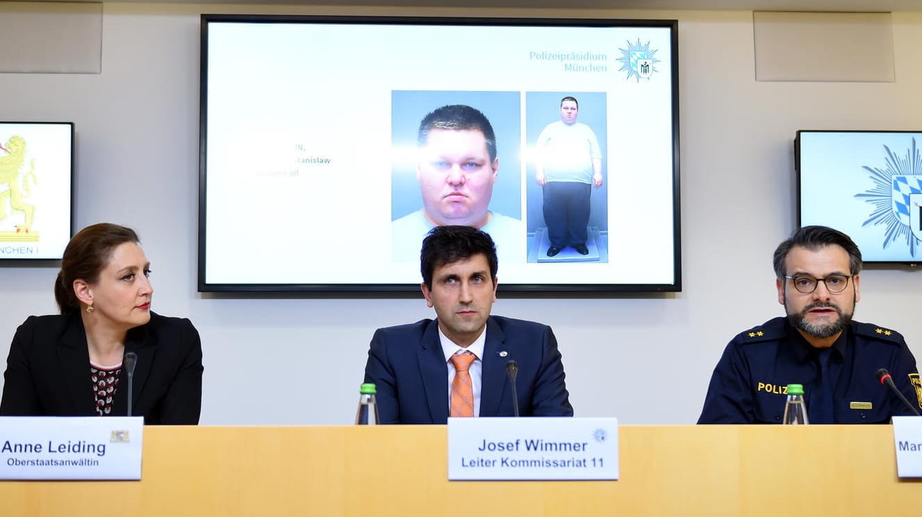 Oberstaatsanwältin Anne Leidig (l-r), Josef Wimmer, Leiter der Münchner Mordkommission, und Marcus da Gloria Martins, Pressesprecher der Münchner Polizei, sprechen auf einer Pressekonferenz: Die Polizei sucht bundesweit nach weiteren möglichen Opfern des Pflegers. Oberstaatsanwältin Anne Leidig (l-r), Josef Wimmer, Leiter der Münchner Mordkommission, und Marcus da Gloria Martins, Pressesprecher der Münchner Polizei, sprechen auf einer Pressekonferenz: Die Polizei sucht bundesweit nach weiteren möglichen Opfern des Pflegers.