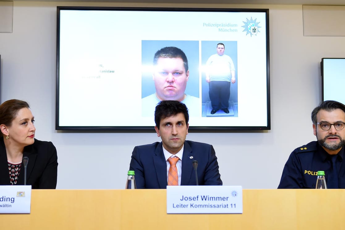 Oberstaatsanwältin Anne Leidig (l-r), Josef Wimmer, Leiter der Münchner Mordkommission, und Marcus da Gloria Martins, Pressesprecher der Münchner Polizei, sprechen auf einer Pressekonferenz: Die Polizei sucht bundesweit nach weiteren möglichen Opfern des Pflegers.