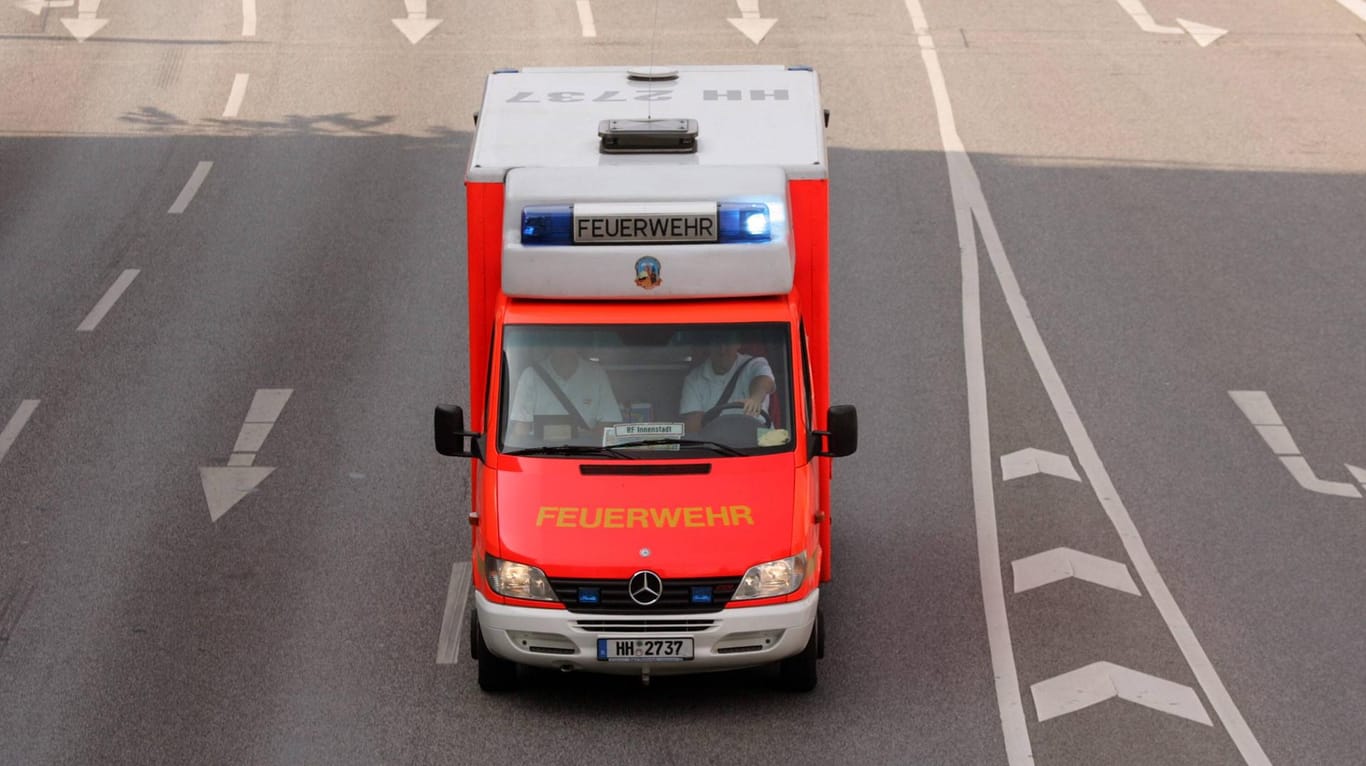 Ein Rettungswagen der Hamburger Feuerwehr im Einsatz: Ein Obdachloser wurde in einer Tiefgarage überfahren und unter dem Auto eingeklemmt.
