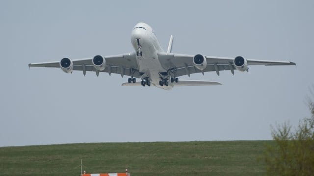 Ein Airbus A380 startet am Flughafen Dresden (Symbolfoto): Wer mit dem Auto zum Airport will, sollte bald mehr Zeit einplanen. Ein Airbus A380 startet am Flughafen Dresden (Symbolfoto): Wer mit dem Auto zum Airport will, sollte bald mehr Zeit einplanen.