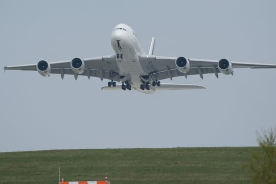 Ein Airbus A380 startet am Flughafen Dresden (Symbolfoto): Wer mit dem Auto zum Airport will, sollte bald mehr Zeit einplanen.