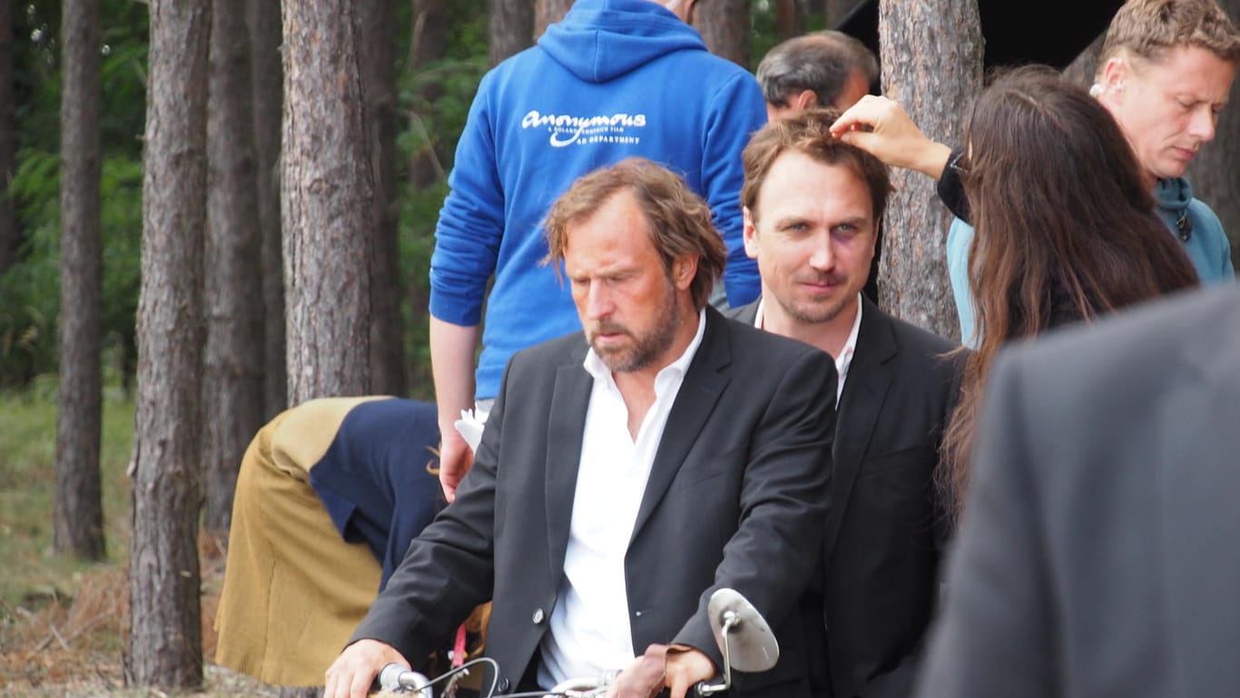 Bjarne Mädel und Lars Eidinger: Bevor die Szene gedreht wird, wird noch an den beiden herumgezupft.